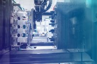 Roboterhandling entnimmt Teile aus Spritzgussmaschine Spritzgussmaschine mit Roboterhandling