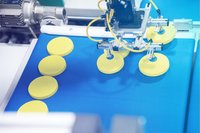 Spritzgussmaschine mit Handling Ablage von Spritzgussteilen durch Roboterhandling