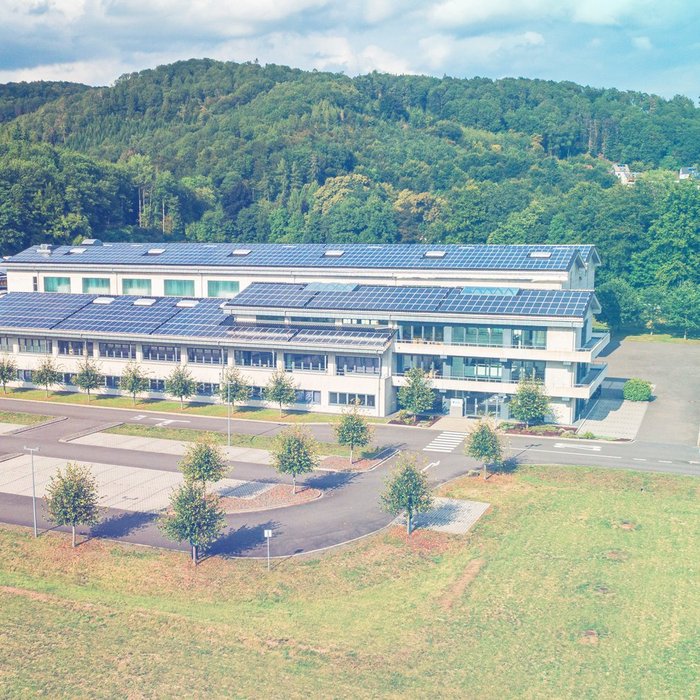 Buiten foto H&K Müller kunststof spuitgieterij in Engelsirchen H&K Müller kunststof spuitgietinstallatie in buitenschot