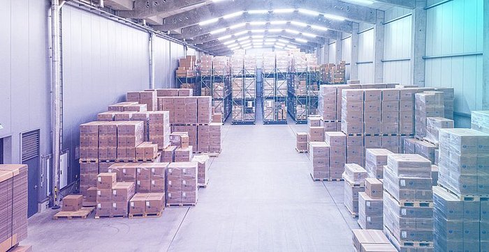 Logistiek en magazijn met hoogbouwmagazijn