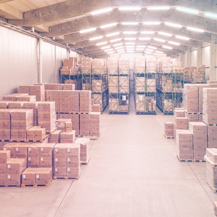 Opslagruimte met hoogbouwmagazijn bij H&K Müller Kunststof spuitgieten Uitzicht op het hoogbouwmagazijn van H&K Müller Kunststof spuitgiet productie